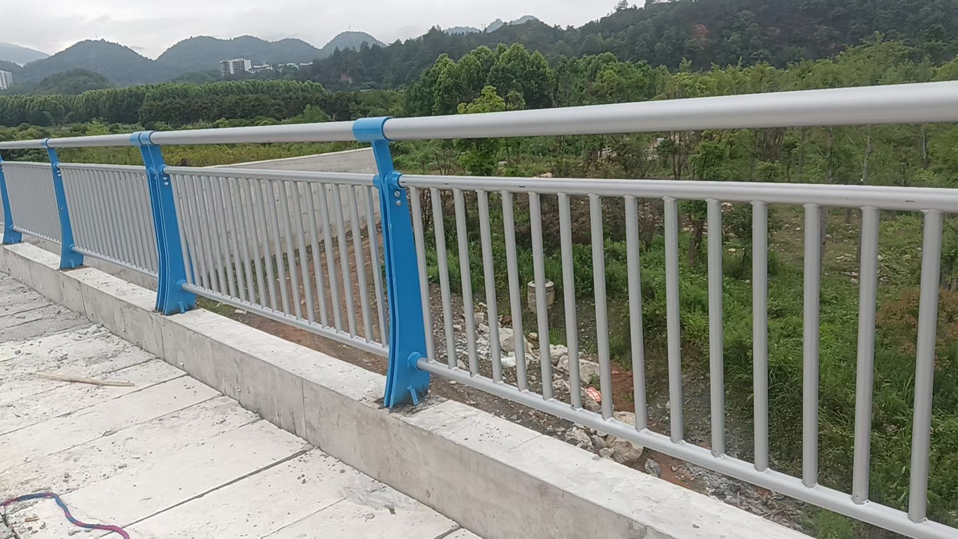 东莞市不锈钢栏杆不锈钢桥梁护栏 - 方案